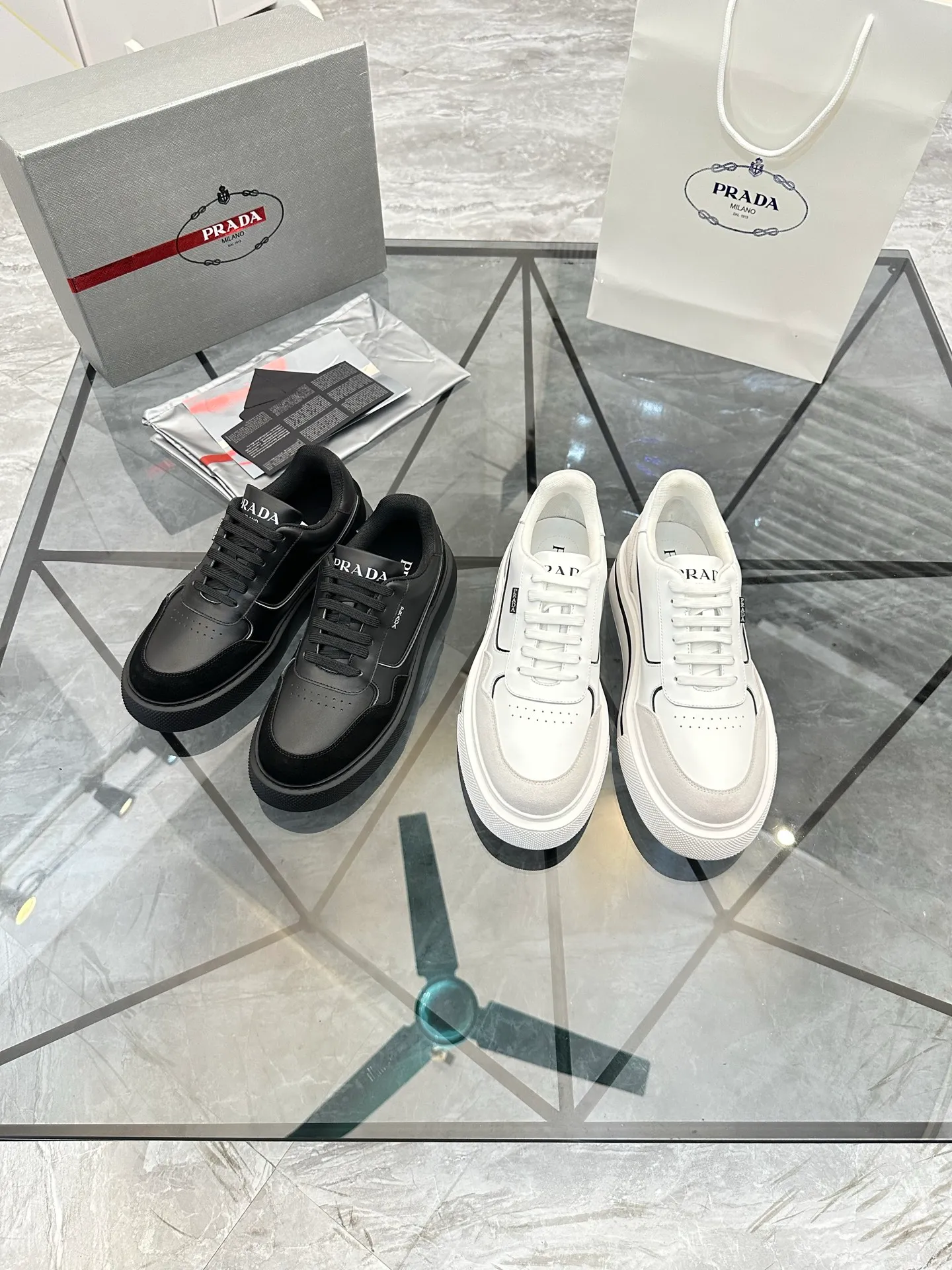 Men's shoes: 💰P580¥ High-end top quality Product trademark: Prada *"Prada*" low-top casual shoes Regular size: 38-45 (can be customized to 46) Product materials: imported first-layer cowhide stitching nubuck leather upper, breathable lining, cowhide foot pads, original ultra-light foam outsole. No.: 001